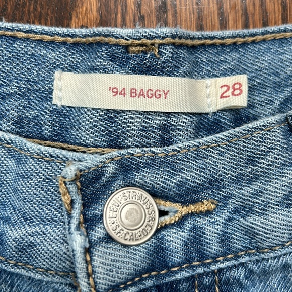 SOLD Levi’s baggy jeans - Picture 2 of 4